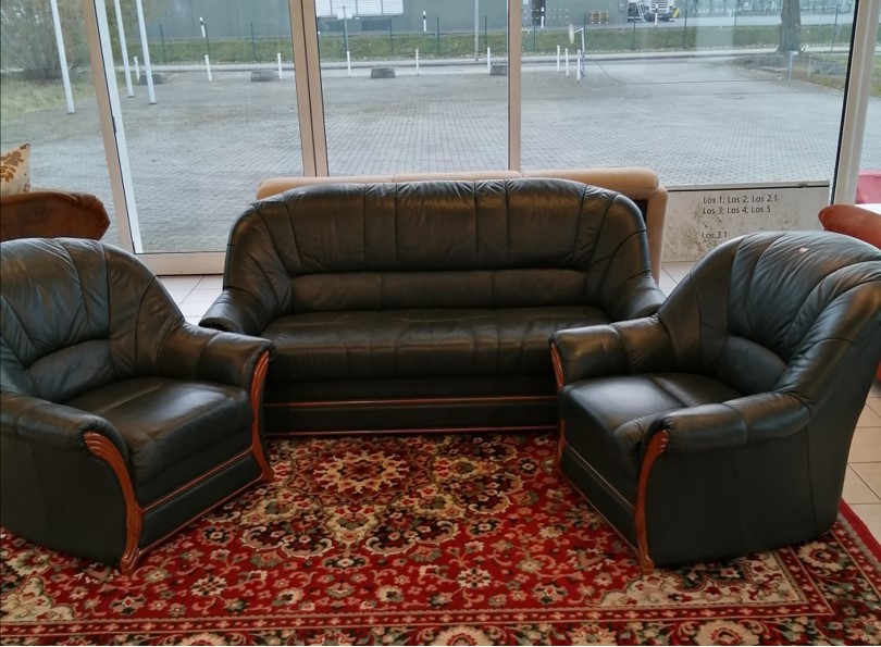 Eine schwarze Couch in der Möbelbörse Beeskow